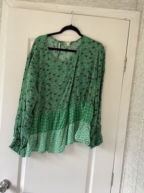 Cato Green Printed Peasant Blouse with Tiered Hem 26/28W EUC